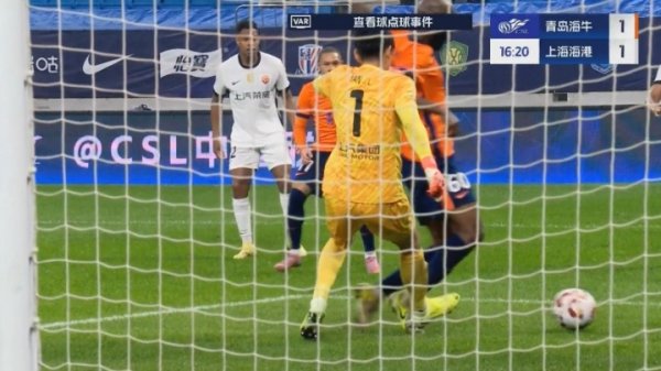 假摔!颜骏凌出击兰克尔-泽倒地,主裁看VAR后判定兰克尔-泽假摔